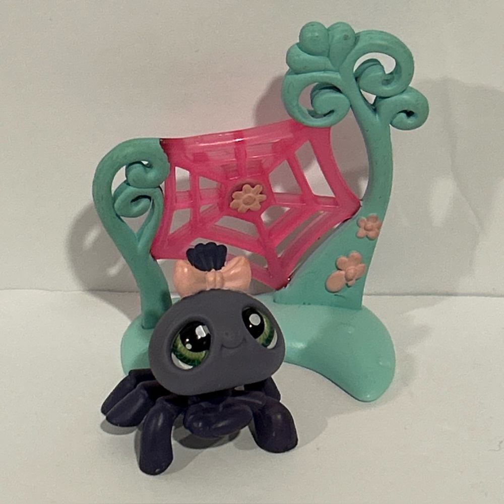 Littlest Pet Shop LPS #329 Purple Spider W/Pink Bow, Green Eyes & Spider Web